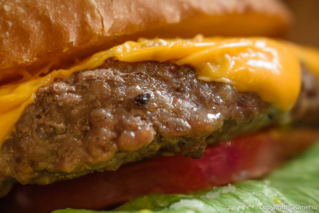 あきる野市・PBull Steak & Burgersの、チーズバーガーの、ハンバーグパティ