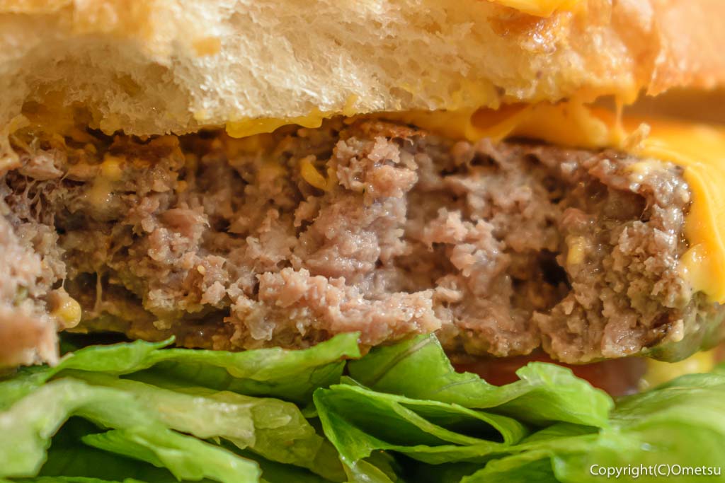 あきる野市・PBull Steak & Burgersの、チーズバーガーの、ハンバーグパティ