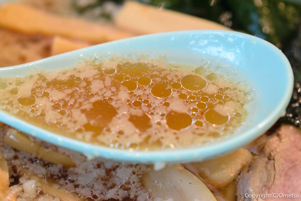 青梅市・河辺の、らーめん汐見軒の、醤油豚骨ラーメンの、スープ