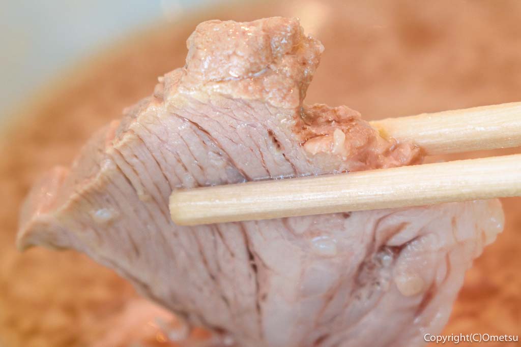 青梅市・河辺の、らーめん汐見軒の、醤油豚骨ラーメンの、チャーシュー