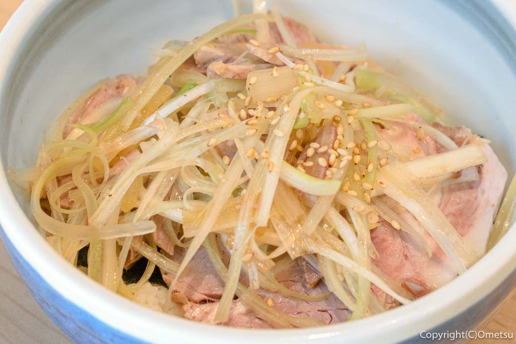 青梅市・河辺の、らーめん汐見軒の、醤油豚骨ラーメンの、チャーシュー丼の、ネギ