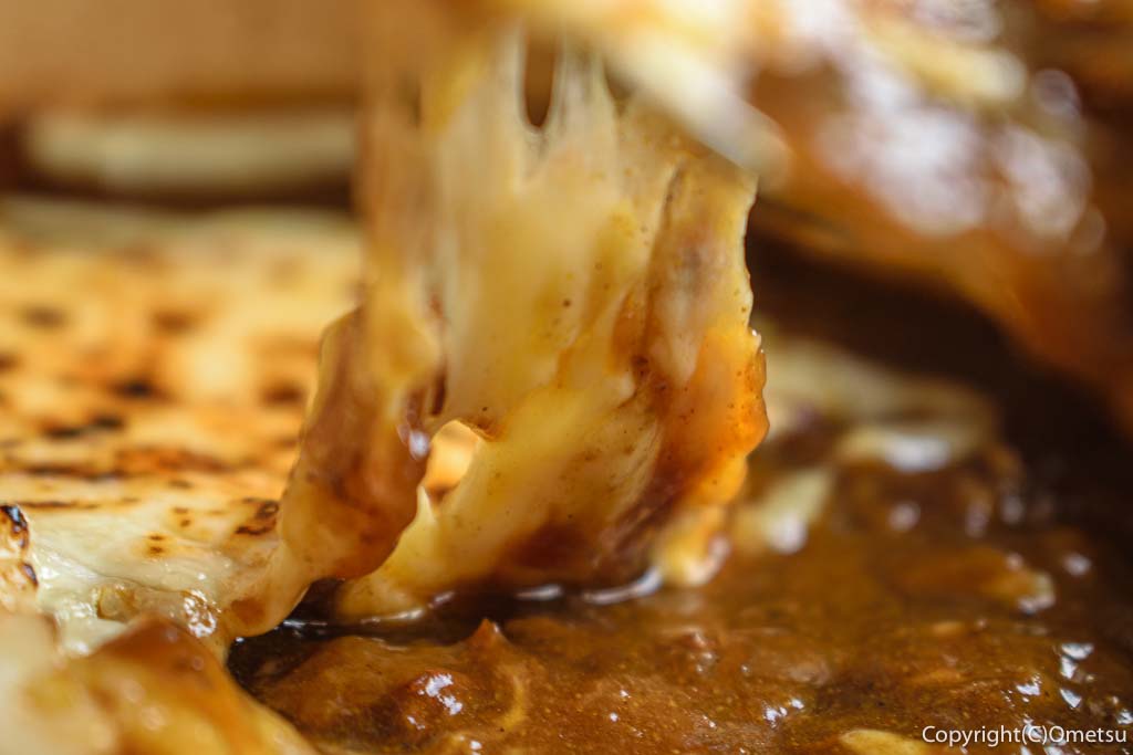 青梅市・梅郷の、かふぇ・ばいきょうの、牛肉カレーと、とろけるチーズ