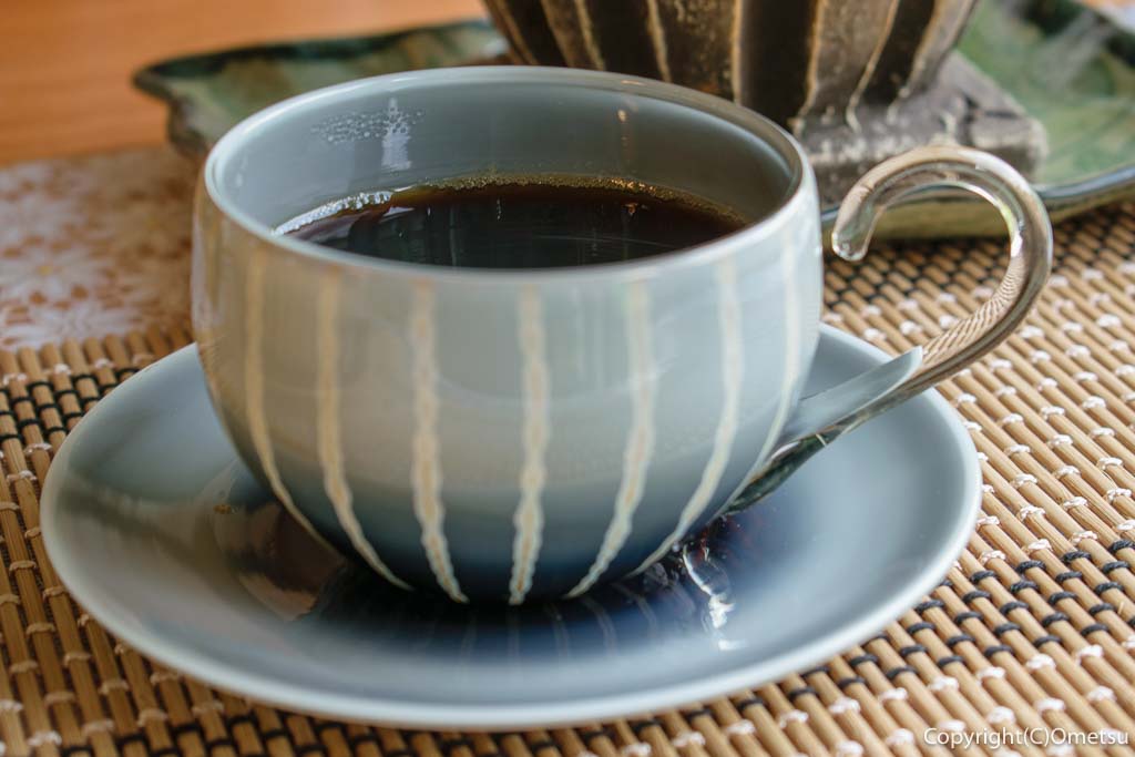 青梅市・梅郷の、かふぇ・ばいきょうの、琉球ガラスのカップとコーヒー