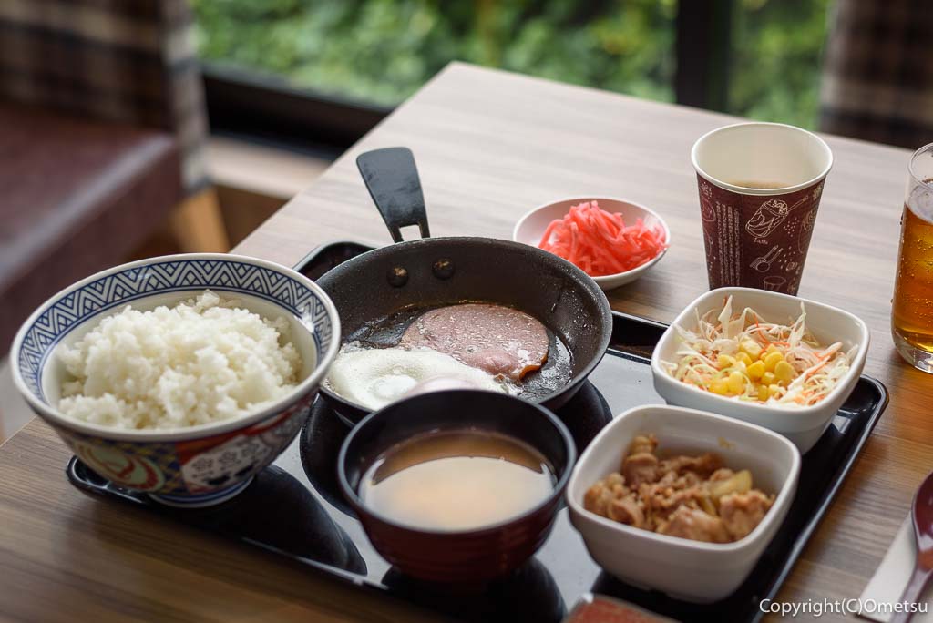 吉野家の、ハムエッグ牛小鉢定食