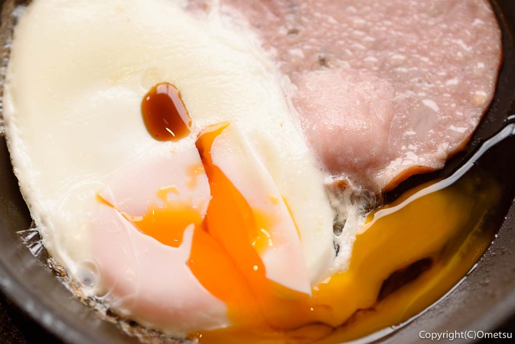 吉野家の、ハムエッグの、半熟玉子