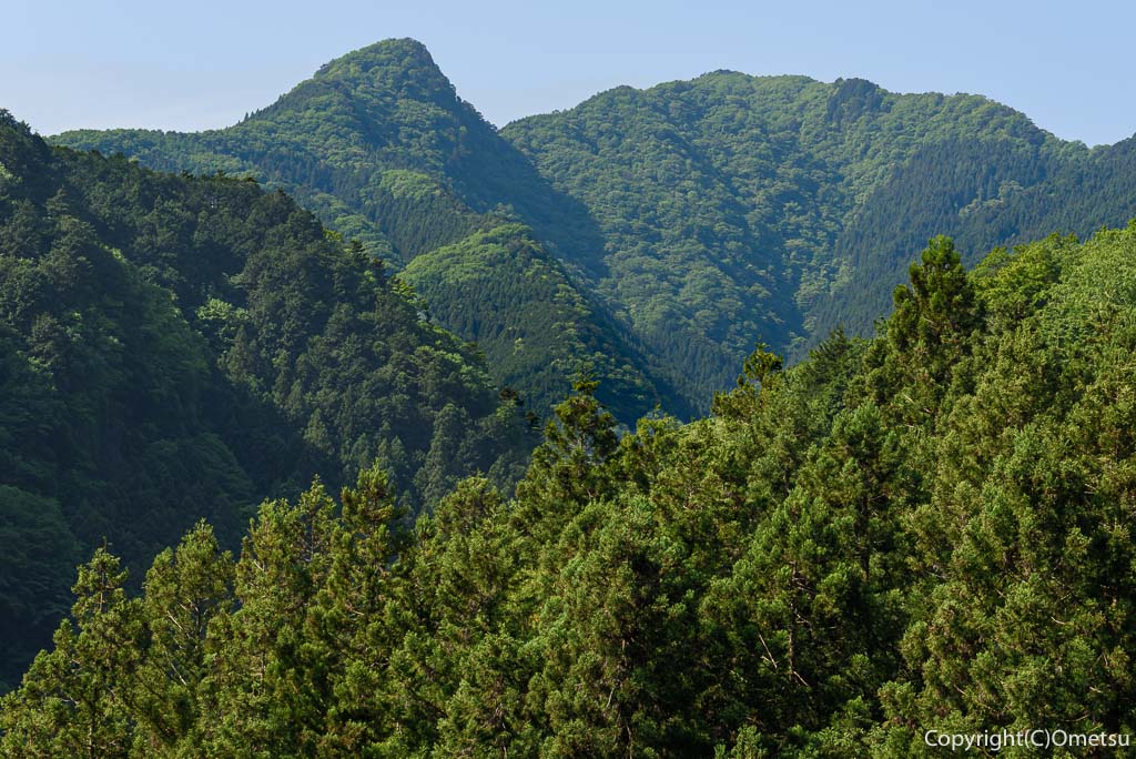 奥多摩町・白丸から、天地岳を望む