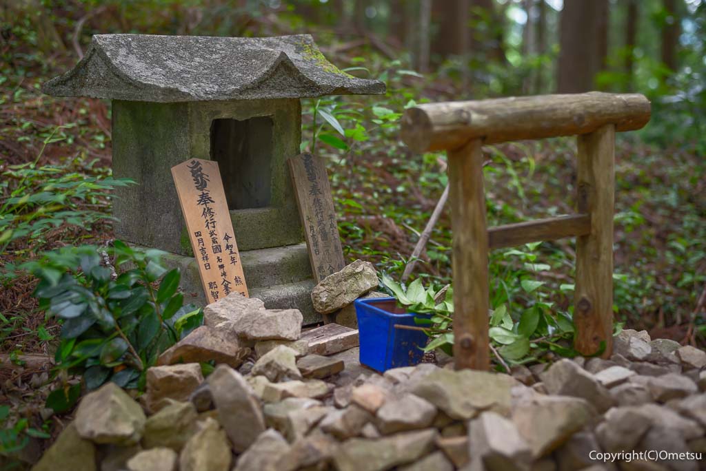 青梅丘陵・名郷峠の、祠と鳥居