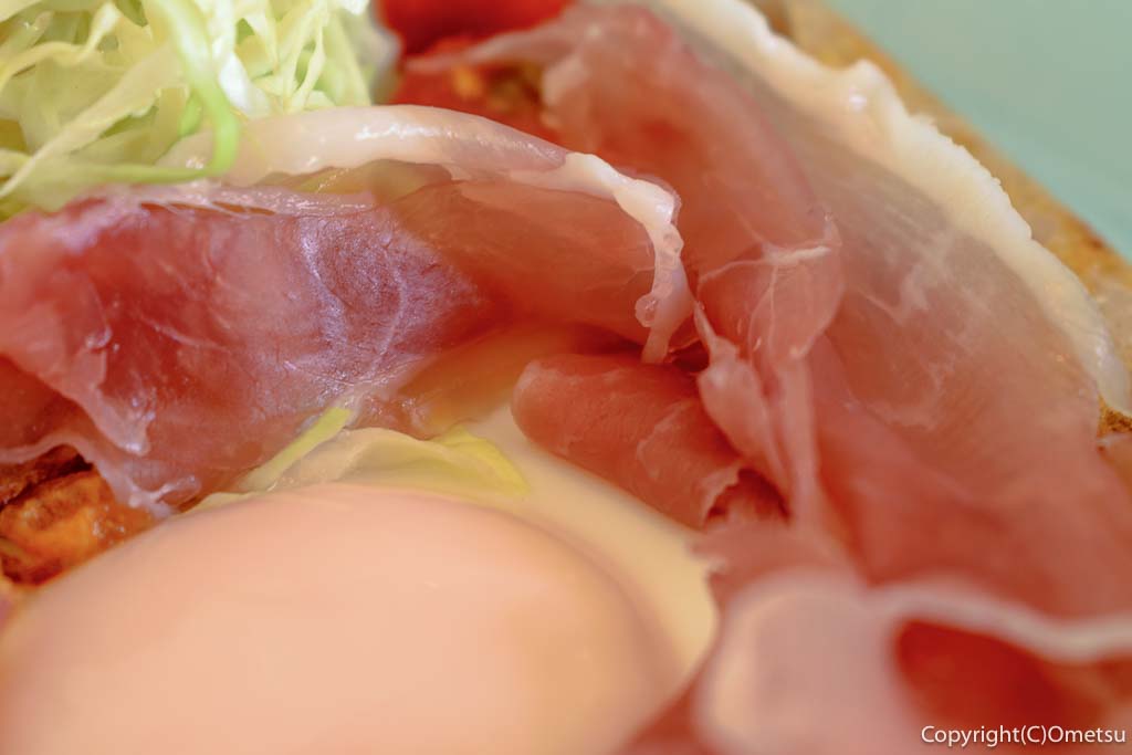 羽村市・小作台の雑貨店&カフェ、Anne＆non nonの、「ハムと生ハムとチーズのガレット」の生ハム