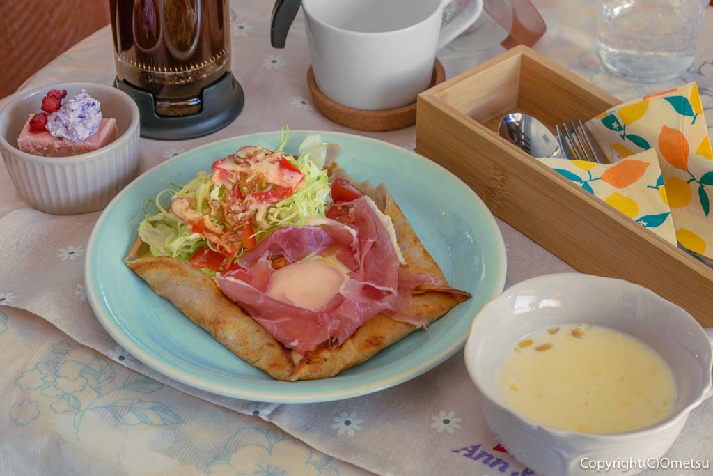 羽村市・小作台の雑貨店&カフェ、Anne＆non nonの、「ハムと生ハムとチーズのガレット」ランチセット