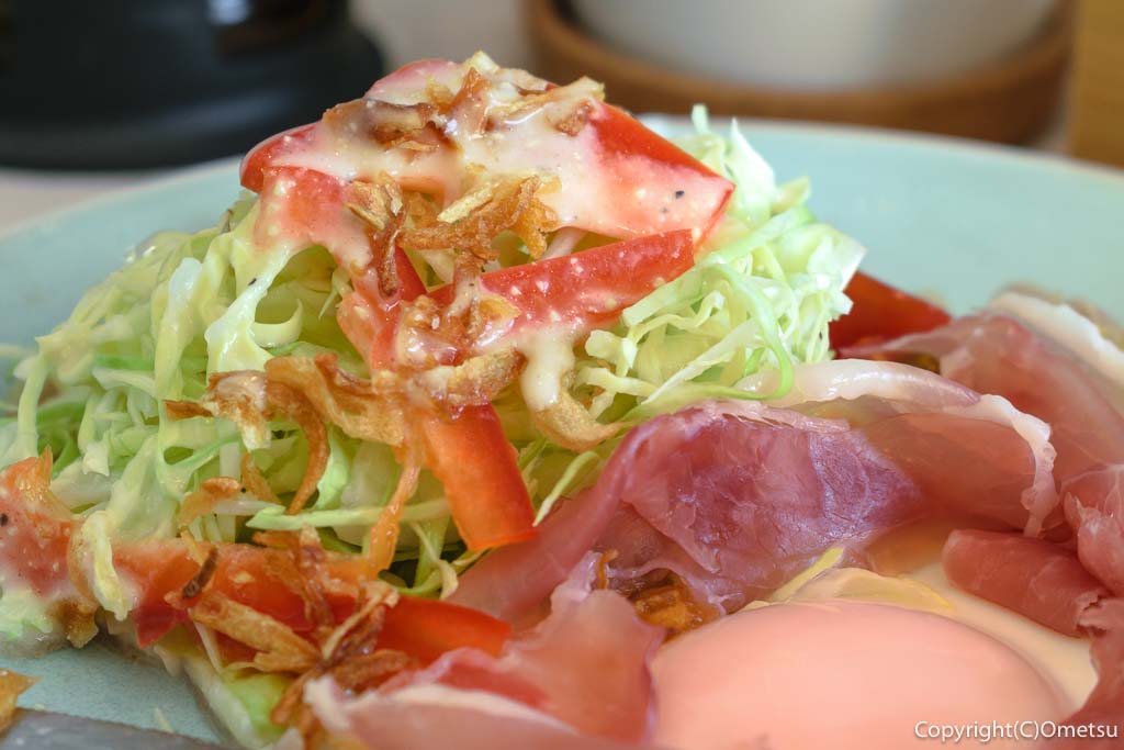 羽村市・小作台の雑貨店&カフェ、Anne＆non nonの、「ハムと生ハムとチーズのガレット」のサラダ