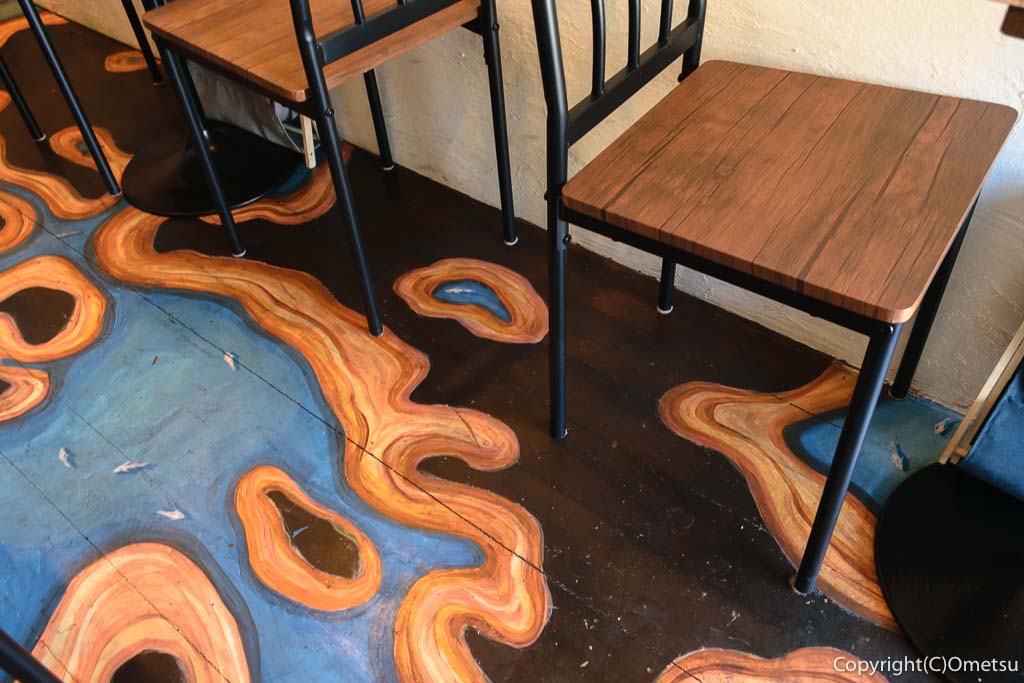 福生のレストラン・Ottamage(おったまーじゅ)の、床のイラスト