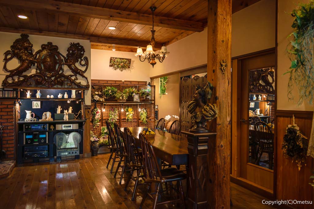 青梅市・成木のレストラン「コンブリオ」の展示コーナー