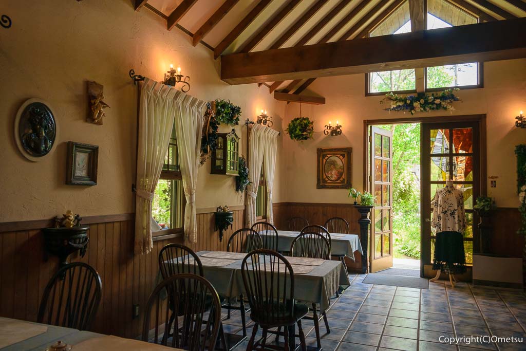 青梅市・成木のレストラン「コンブリオ」の店内