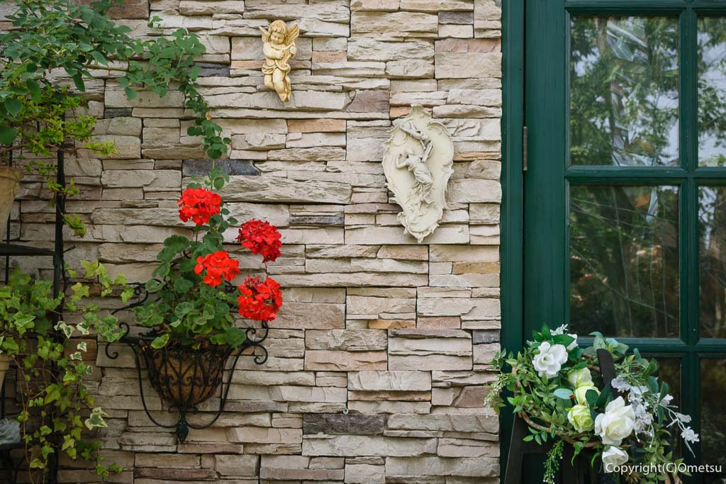 青梅市・成木のレストラン「コンブリオ」のバラと天使