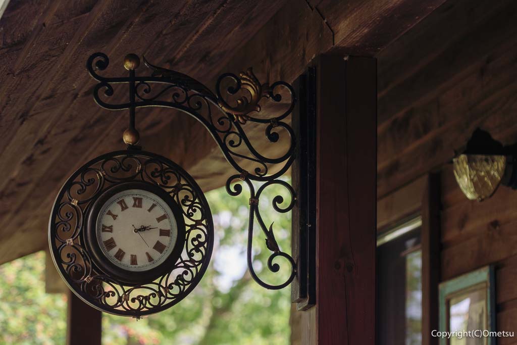 青梅市・成木のレストラン「コンブリオ」のテラスの時計