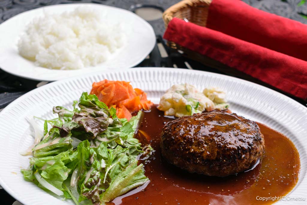 青梅市・成木のレストラン「コンブリオ」のハンバーグ