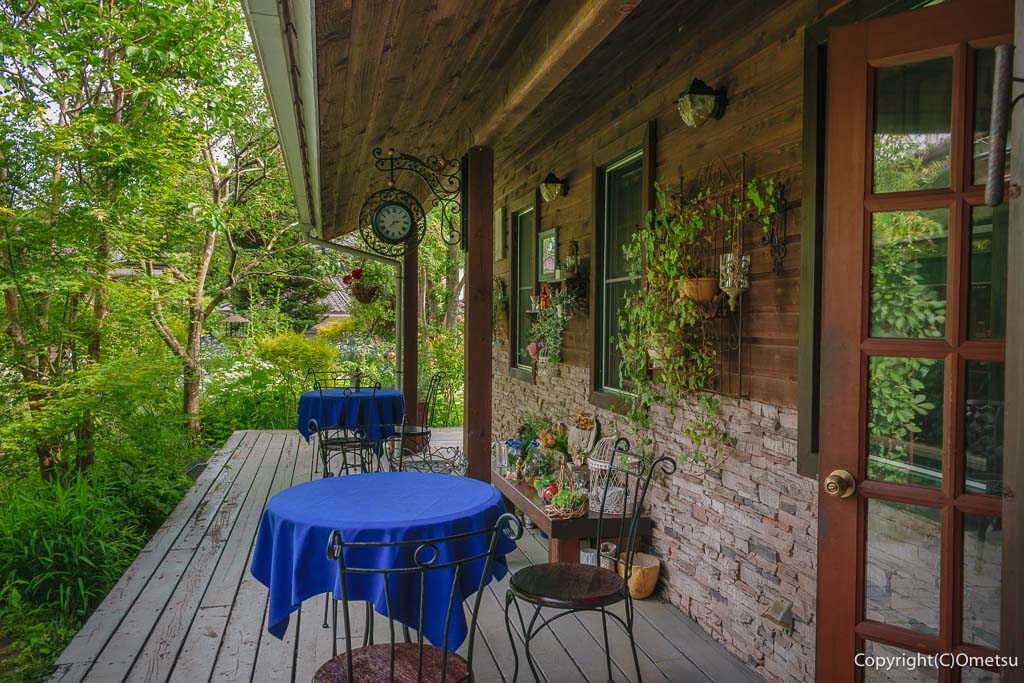 青梅市・成木のレストラン「コンブリオ」の、テラス席