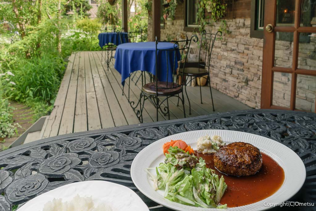 青梅市・成木のレストラン「コンブリオ」のテラスと、ハンバーグ