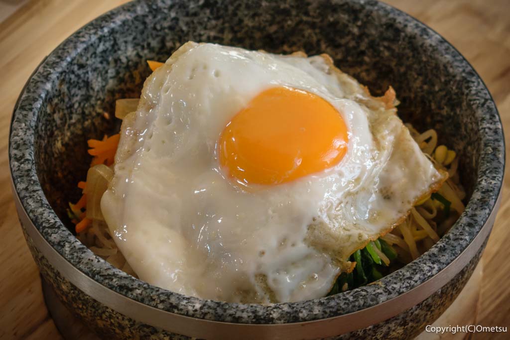 青梅市・富岡の「もりのかかし」の、石焼ビビンバ