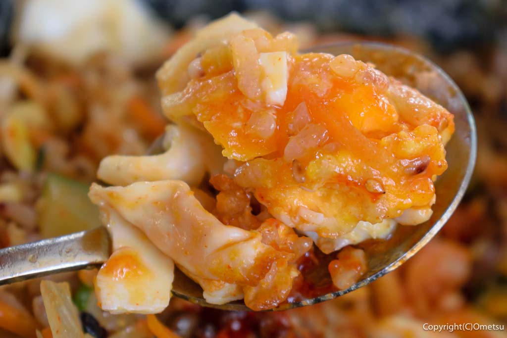 青梅市・富岡の「もりのかかし」の、石焼ビビンバの、玉子