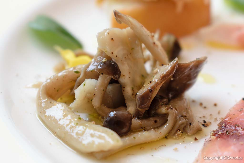 あきる野市・OSTERIA ALBERI（オステリア アルベリ）の、キノコのマリネ