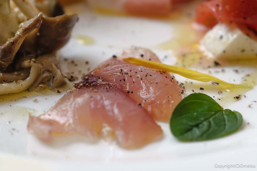 あきる野市・OSTERIA ALBERI（オステリア アルベリ）の、真鯛のカルパッチョ