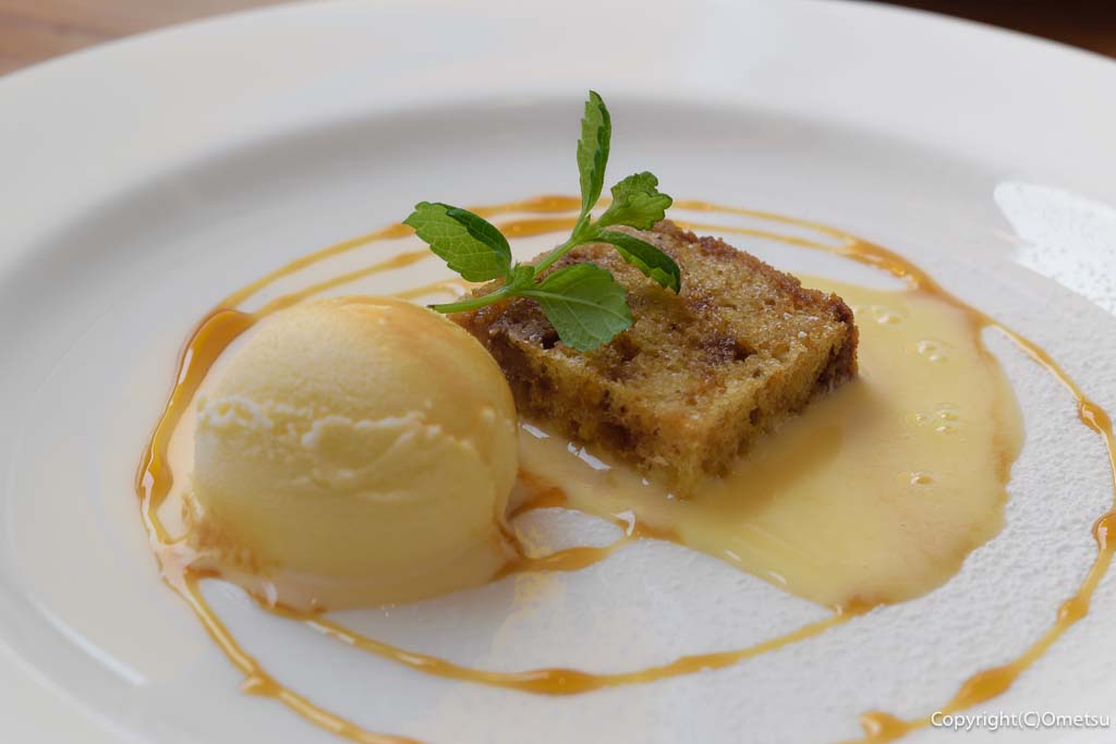 あきる野市・OSTERIA ALBERI（オステリア アルベリ）の、プラリネナッツのバターケーキと、バニラアイスクリーム