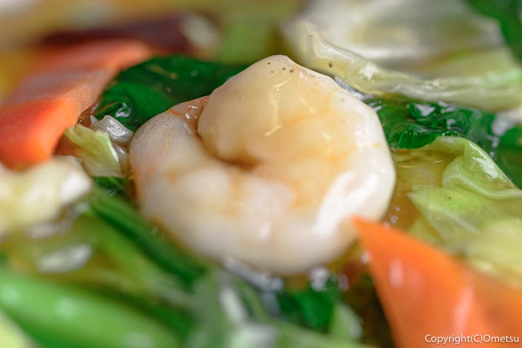 あきる野市・秋川「ぼん天中華ハウス」の、五目中華丼の、エビ