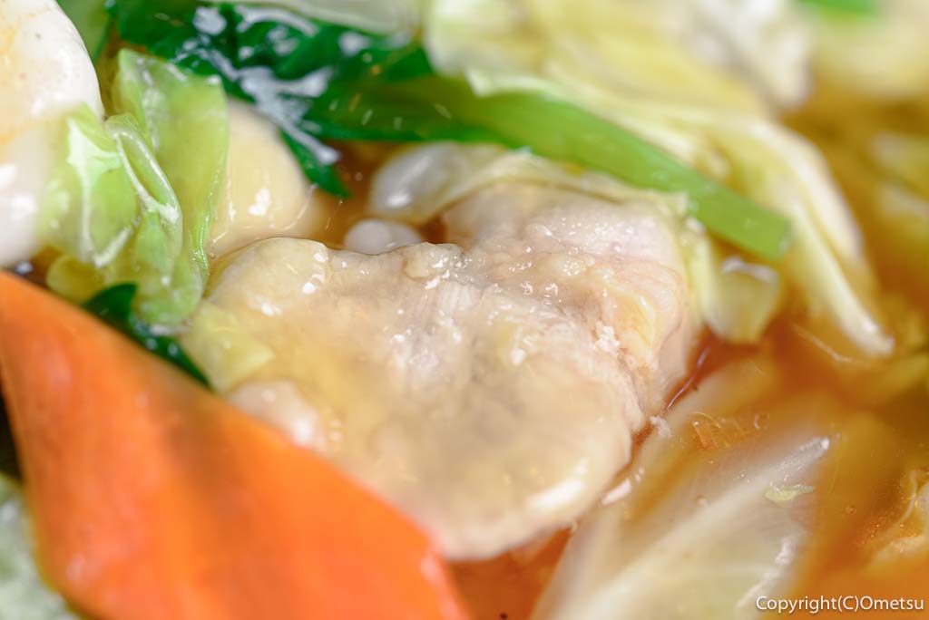 あきる野市・秋川「ぼん天中華ハウス」の、五目中華丼の、豚肉