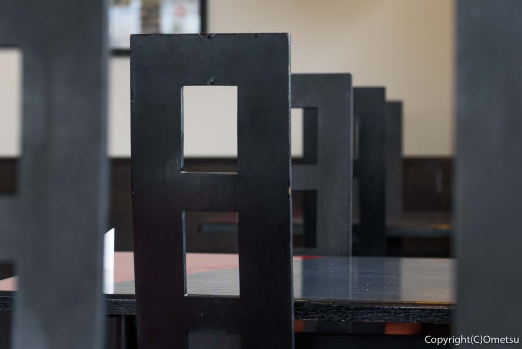 あきる野市・秋川「ぼん天中華ハウス」の椅子