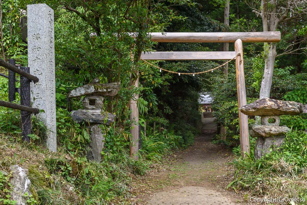 日の出町・幸神神社の、シダレアカシデ近くの鳥居