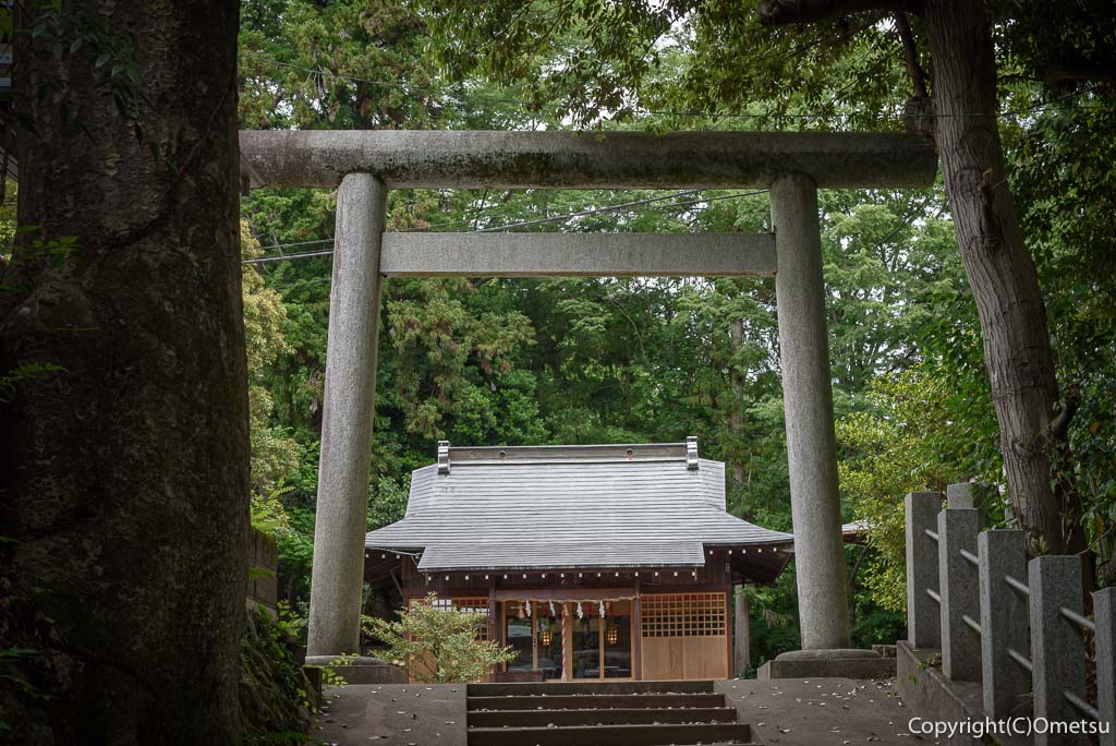 日の出町・幸神神社の、鳥居と拝殿