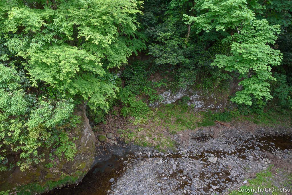 日の出町・御殿橋から平井川の光景
