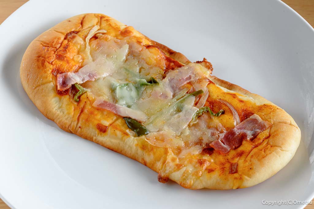 あきる野市・秋川の「手作りパンの店 エスプリ」の、ピザパン