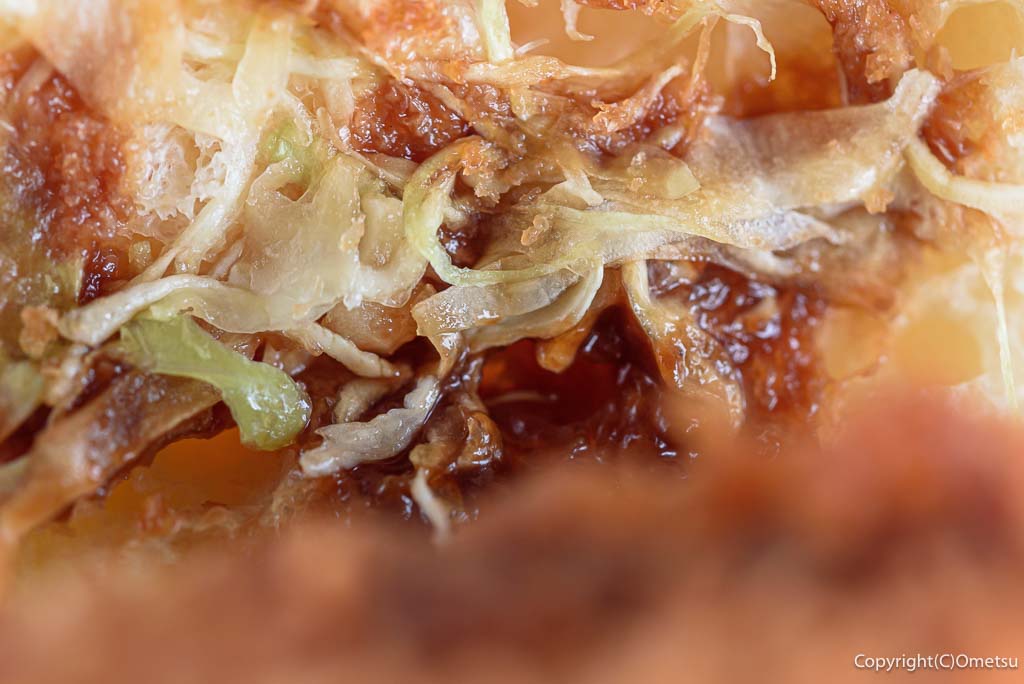 あきる野市・秋川の「手作りパンの店 エスプリ」の、ミニコロパンの、キャベツとソース