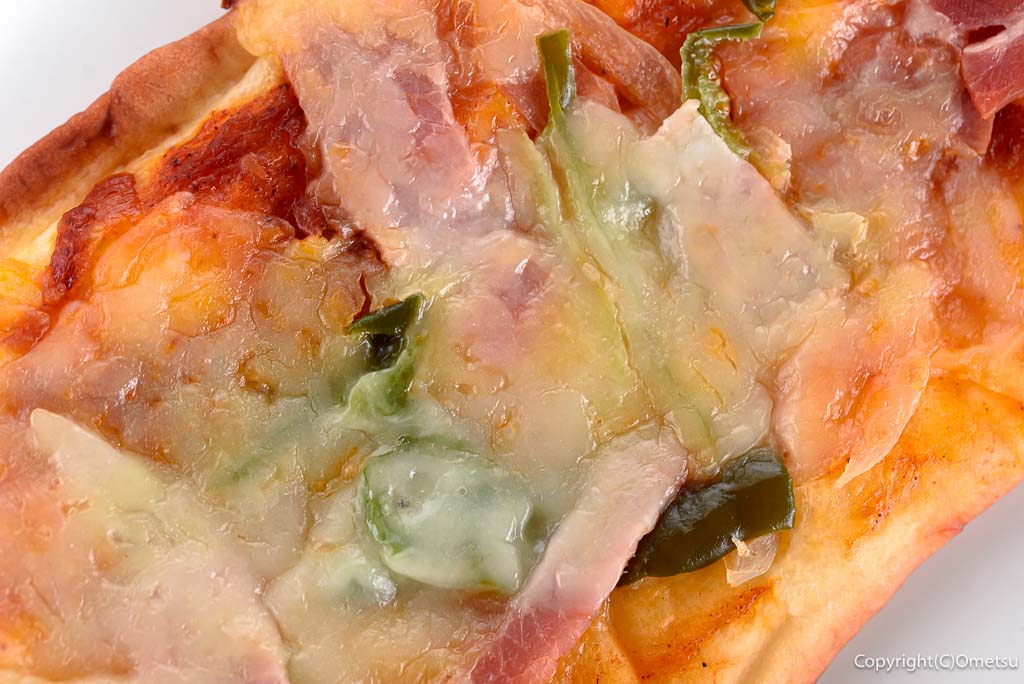 あきる野市・秋川の「手作りパンの店 エスプリ」の、ピザパンの、チーズと具