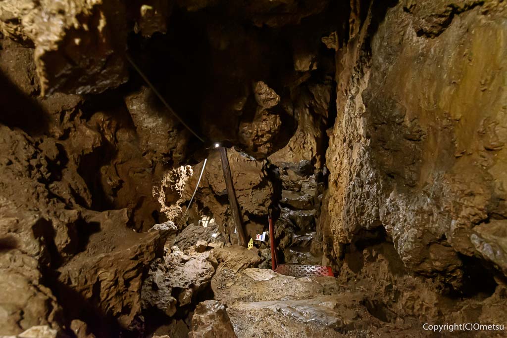 東京都あきる野市・大岳鍾乳洞、チャレンジコースの鉄階段