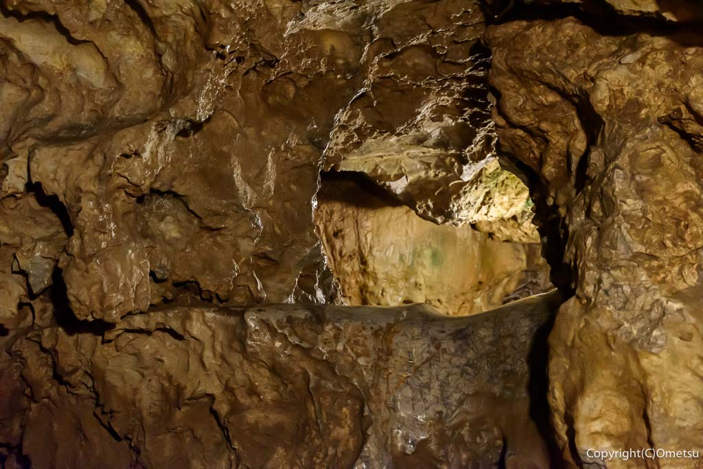 東京都あきる野市・大岳鍾乳洞、チャレンジコースの穴