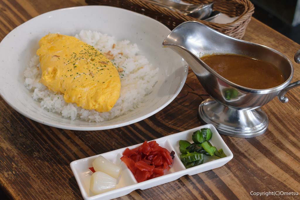 東福生・欧風カレー店・アリババの、チーズオムレツカレー