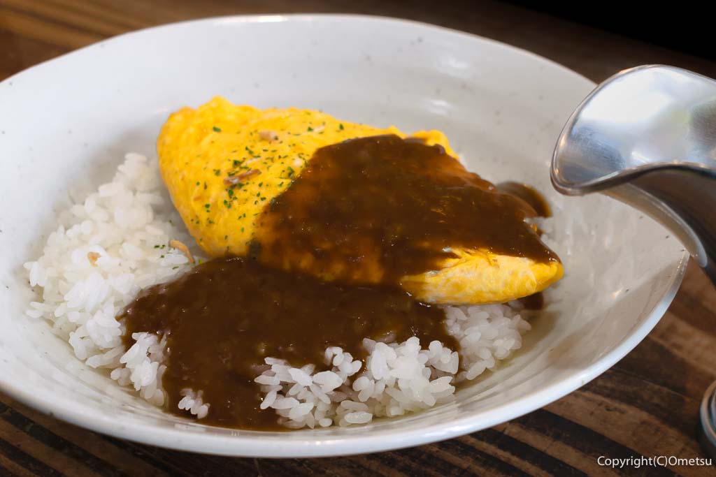 東福生・欧風カレー店・アリババの、チーズオムレツカレー