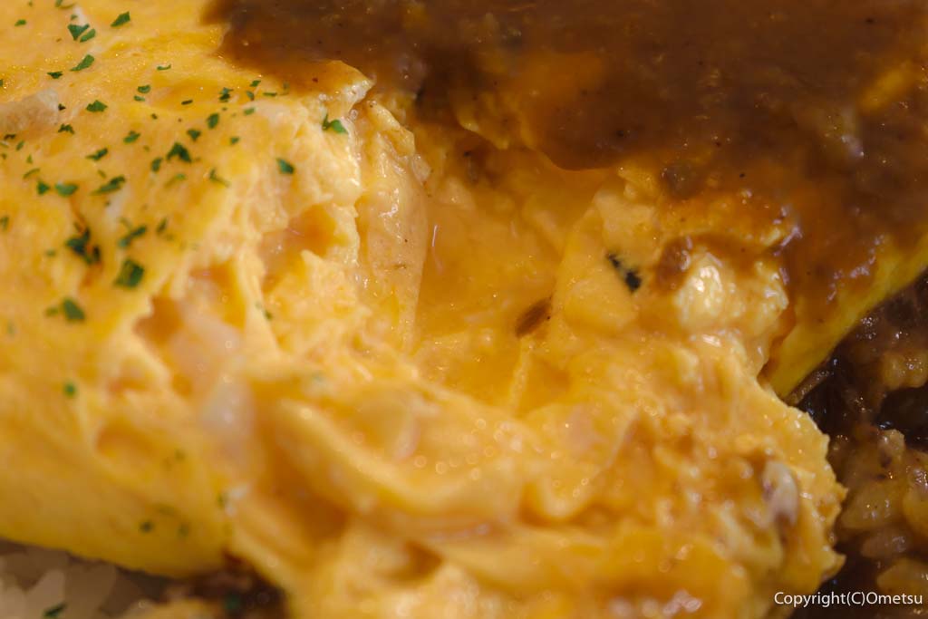 東福生・欧風カレー店・アリババの、チーズオムレツカレーの、とろけるオムレツ