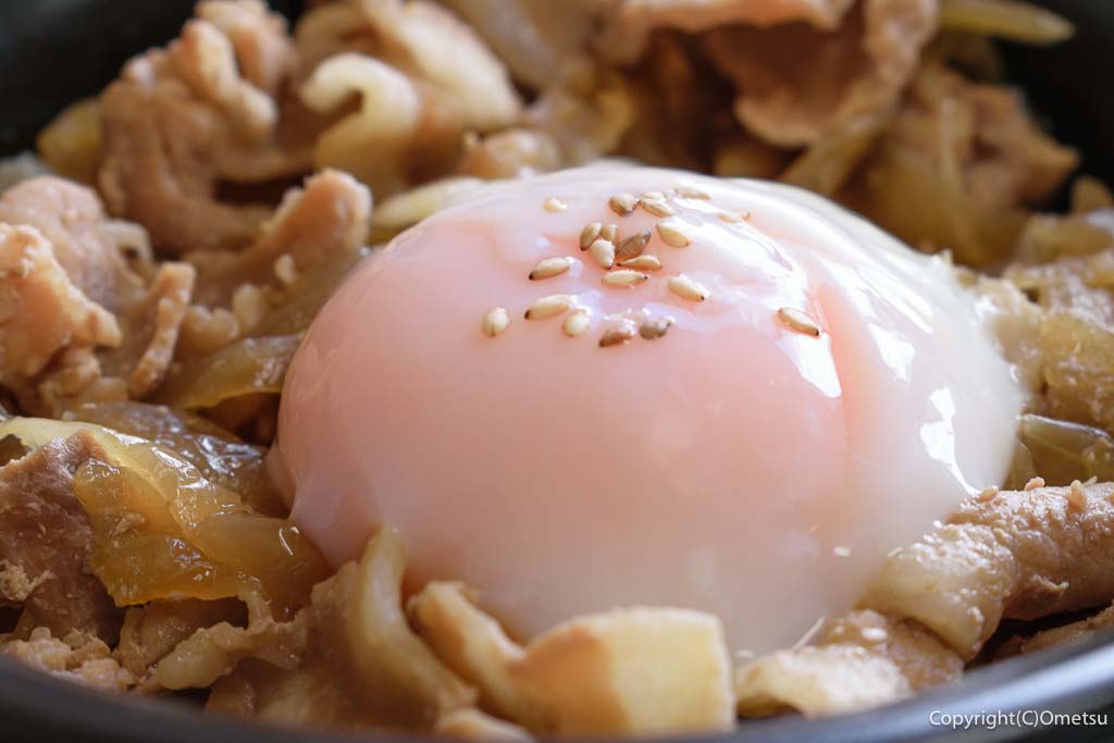 青梅市・今寺の「なかま亭」の、豚丼の温玉