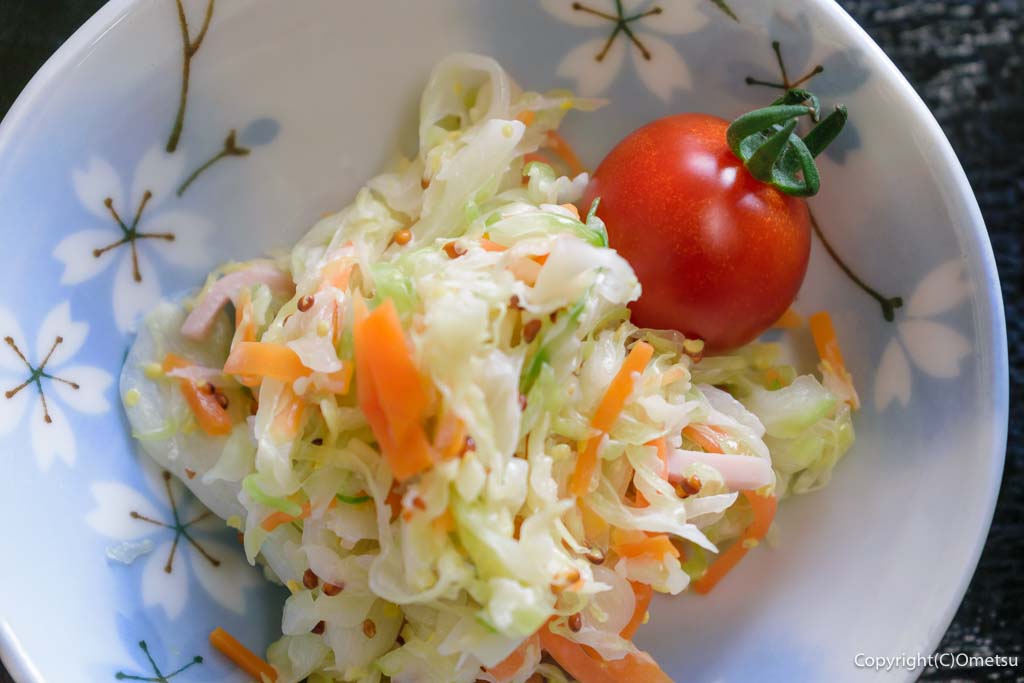 青梅市・今寺の「なかま亭」の、コールスローサラダ