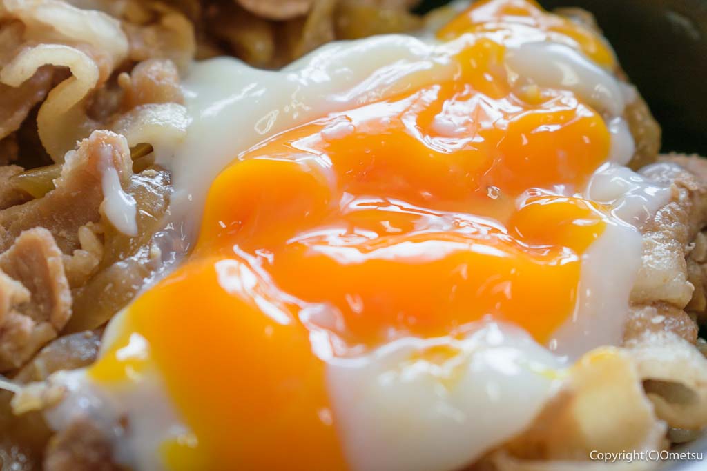 青梅市・今寺の「なかま亭」の、豚丼の温玉の、黄身