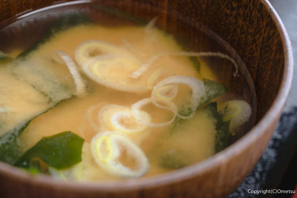 青梅市・今寺の「なかま亭」の、味噌汁