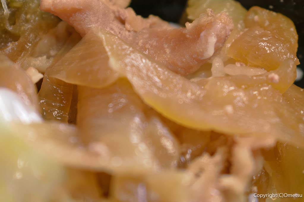 青梅市・今寺の「なかま亭」の、豚丼の、タマネギ