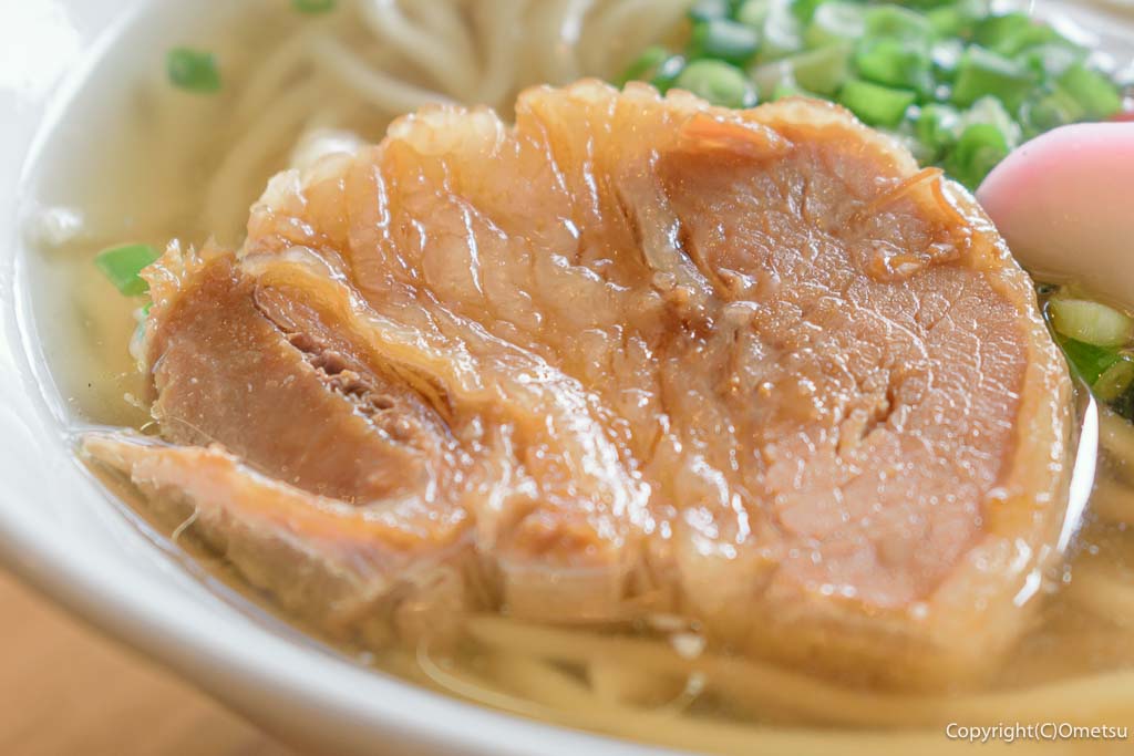 羽村市のラーメン店「ニューカッパ」の「沖縄そば」の角煮