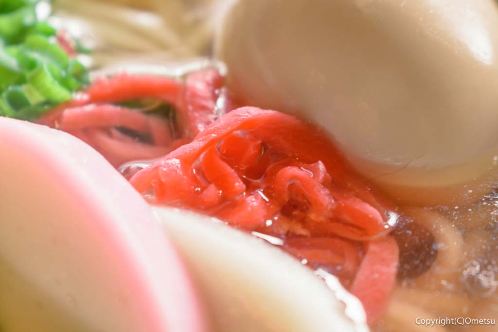 羽村市のラーメン店「ニューカッパ」の「沖縄そば」の、紅生姜