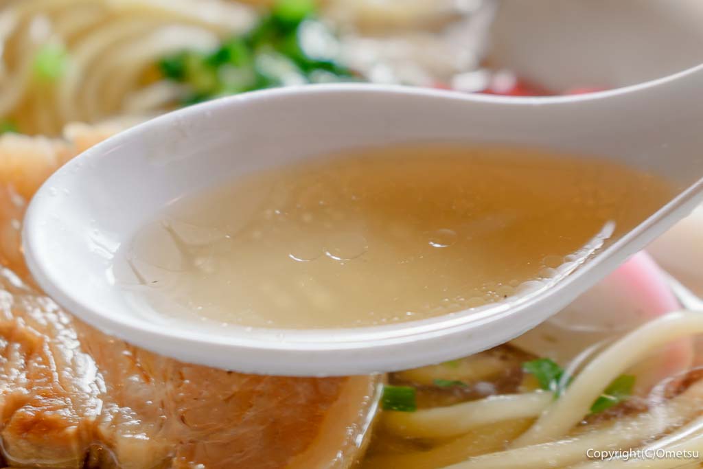 羽村市のラーメン店「ニューカッパ」の「沖縄そば」のスープ