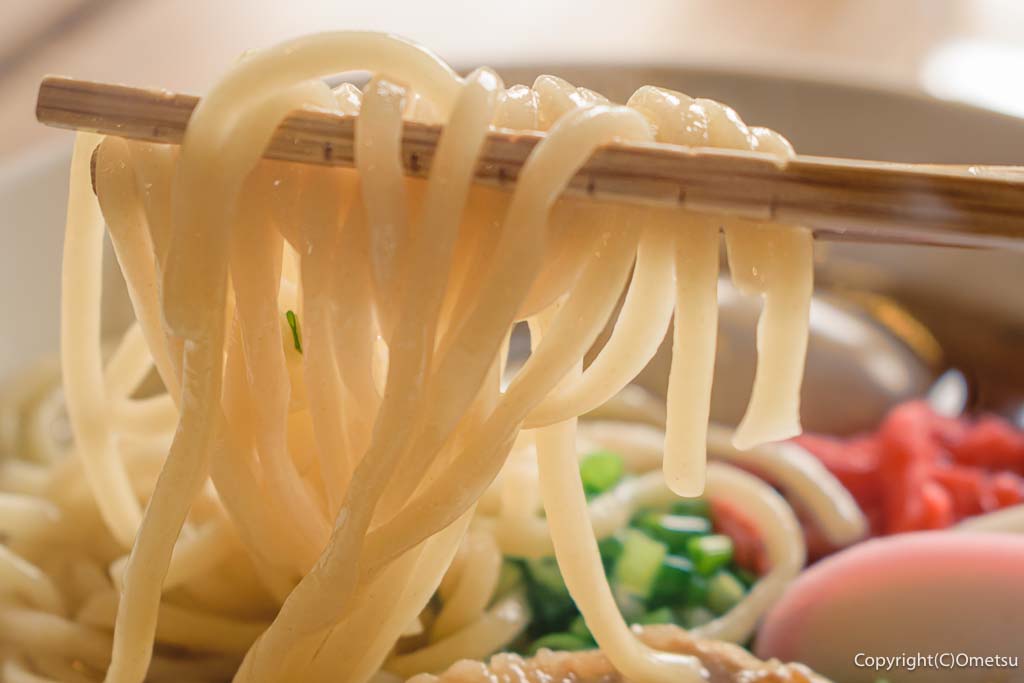 羽村市のラーメン店「ニューカッパ」の「沖縄そば」の、太麺